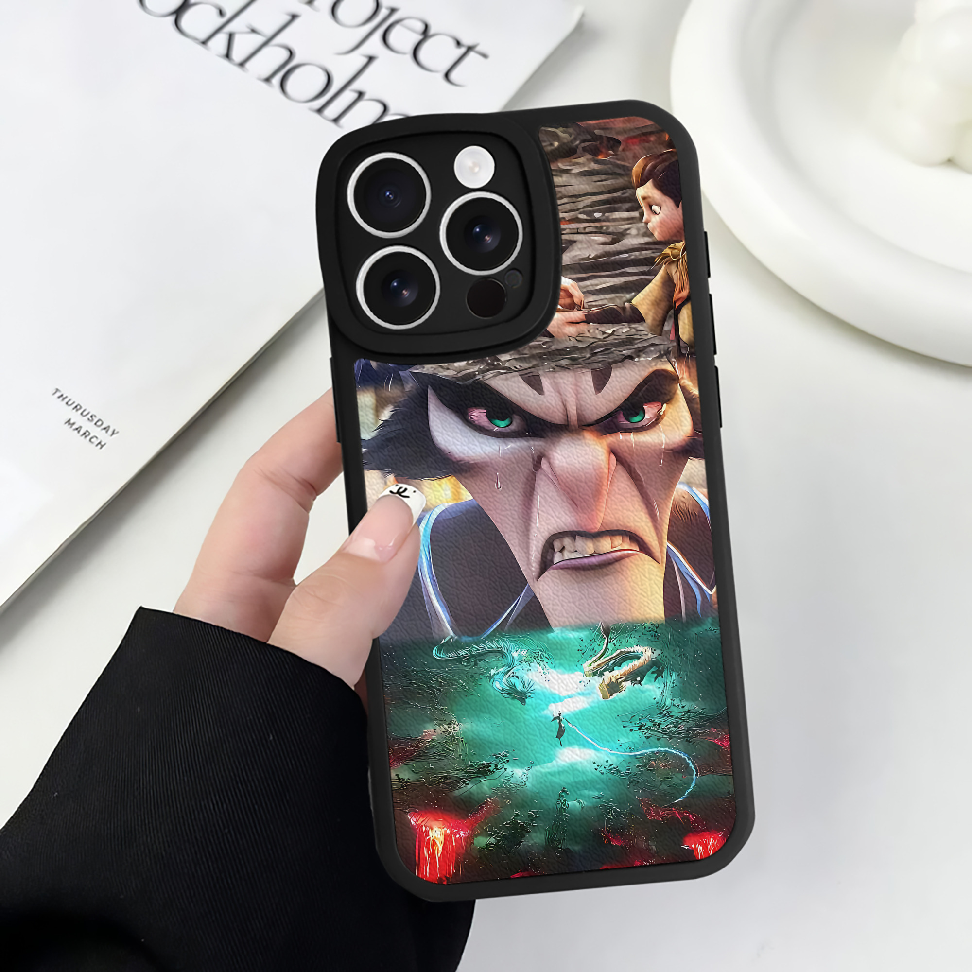 （画像用） Ne Zha 2 ナタ 魔童の大暴れ 【iPhone 16シリーズ対応】シリコンスマホケース（レザー調） 材質：シリコン